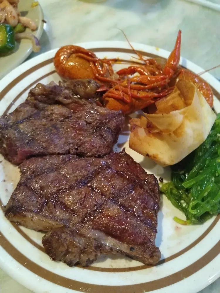 Steak Crawfish and Sesame Seaweed Salad